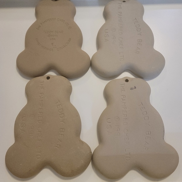 Pampered chef 1991 set of 4 teddy bear holding a heart clay cookie molds. - Picture 5 of 6